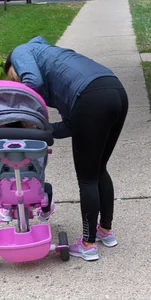 Milf in tight leggings with vpl