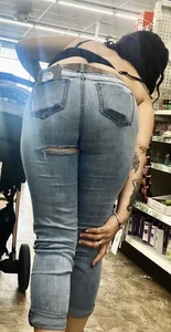 Tatted milf w luv handles in ripped jeans‼️