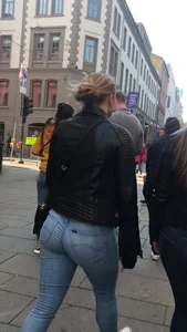 Candid babe with a nice ass in tight jeans