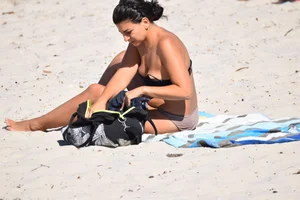 Thick mature brunette bikini lady on the beach with a nice body