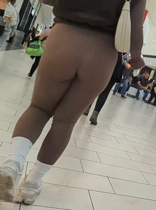 A few hot ladies at mall (OC)