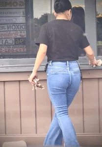 Petite Latina window washer BENDS for me  (OC)