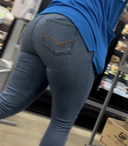 Bubble Ass Walmart Employee