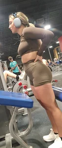 GYM GIRLS WHO LOVE TO POSE
