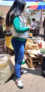 Gordita nalgona en jeans ajustados