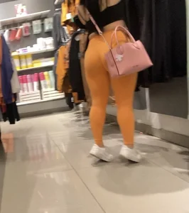 Big booty in orange leggings had me shook