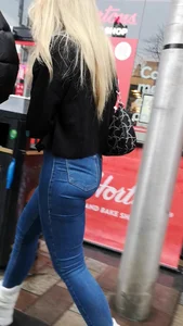 Sexy candid blonde babe with a tight delicious ass in jeans