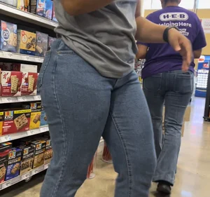 Tight Bubble Ass in Jeans Mami