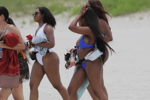 Ebony girl with huge boobs in tiny bikini in Florida