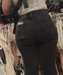 Thick Latina MILF shows off dumpy in black jeans