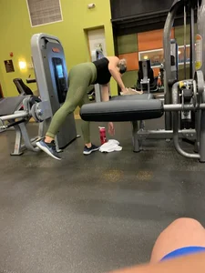 Girl working out with a nice ass in green leggings