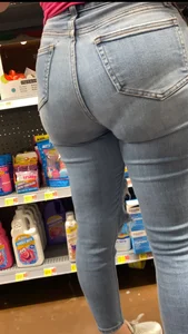 Big booty latina in jeans