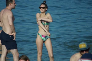 Hot Girl in Swimsuit and Sunglasses Beach Creepshots