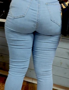 Small waist with a thick peach