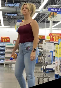 Walmart milf with PERFECT ass in tight jeans (oc)