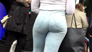 Multiple girls in tight jeans with nice asses and one amazing pawg