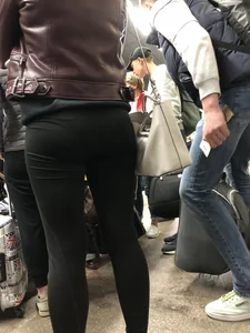 Nice VPL candid ass in tight pants