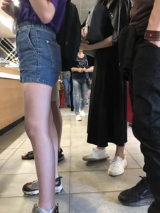 Hot Bare Legs in Blue Denim Shorts Closeup Candid Pics Gallery in the Cafe Line