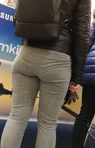 Girl with decent ass and vpl in grey sweatpants