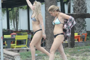 Even more hot and sexy bikini babes in Florida