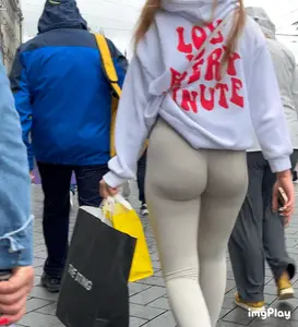 Hot bubblebutt with a jiggle in thight leggings