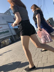 Candid teen in shorts with nice legs and booty street pics