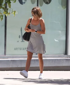 Sarah Hyland showing pokies while braless in a dress