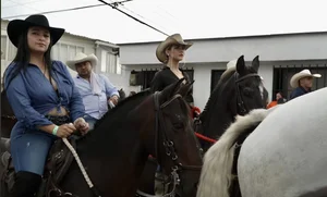 Latina cowgirls gitty up! Non OC