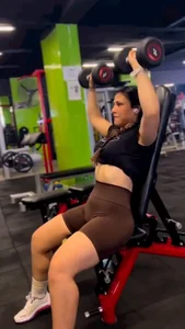 Chunky gym girl wearing spandex shorts and a crop top working out hot vids