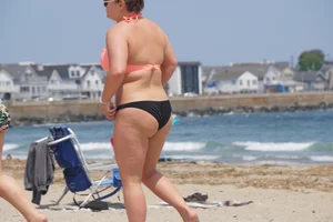 Thick and sexy bikini babe in black and peach bikini outfit