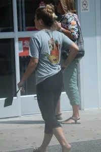 Girl going to TJ Maxx walking in the parking lot in leggings