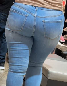 MILF Latinas at the mall with thick thighs