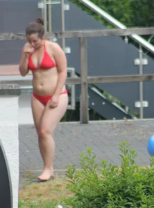 Thick babe in the backyard in red bikini