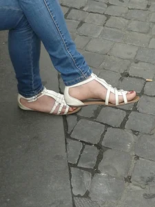 Candid girls in public showing nice legs and feet