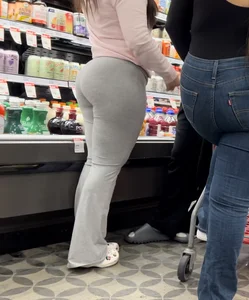 Latina :peach:Shopping with friends (OC)