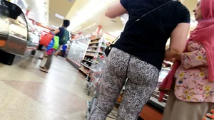 Canadian milf with a big booty in patterned leggings