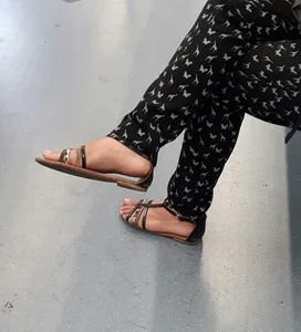 Candid girls in public showing nice legs and feet