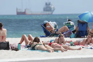 Deerfield Beach girls in bikinis