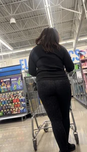 Pawg Mom with nice ass in spandex