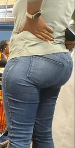 Ebony Milf Bubble Butt Wrapped in Jeans