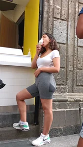 Joven Milf con un shorts dónde se puede apreciar el gran culo que tiene