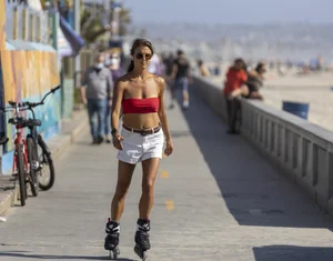 Hot candid summer girls in shorts, leggings and crop tops