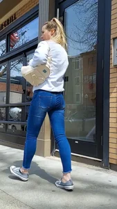 Blonde in tight jeans catches wise