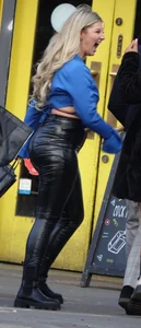 Blonde milf with nice big ass in shiny leather leggings
