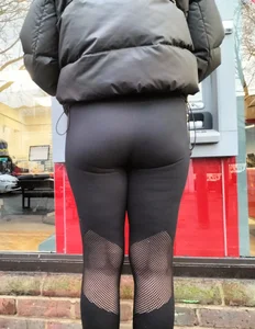 Leggings girl taking cash out