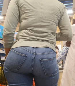 Ebony Milf Bubble Butt Wrapped in Jeans
