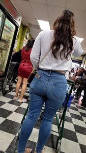 Latina in tight jeans (good set)