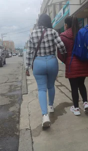 Lindo culazo en jeans ajustados