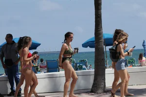 Deerfield Beach girls in bikinis