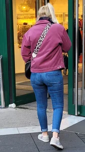 Stocky Blonde Girl in Tight Blue Jeans Street Creepshots